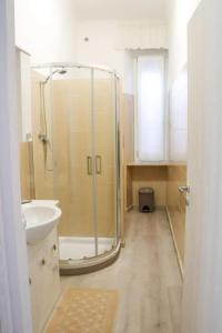 Koupelna v ubytování LA CASA DI PICCOLI' di Gabriele Martelli e Catia Pacetti - Camera APE