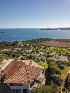 una vista aerea di una casa e dell'oceano di Villa a Luna Ruscana a Sainte-Lucie de Porto-Vecchio