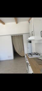 eine Küche mit einem Bett in der Mitte eines Zimmers in der Unterkunft Le tre stelle in Castellabate