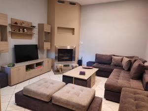 Grammatiko的住宿－VS Luxury House，带沙发和电视的客厅