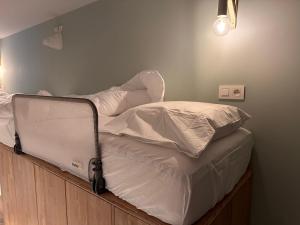 2 eenpersoonsbedden in een kleine kamer met: bij Villa Frans Lichtrijk appartement 2slpk in Oostende