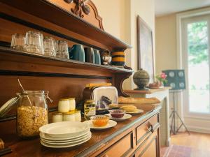 una cocina con una barra con comida y platos. en La Maison Voyage Bed and Breakfast, en Onzain