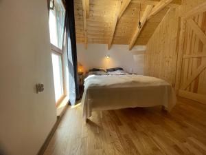 a bedroom with a bed and a large window at PIEPRZ i Wanilia - Kopalino dom z widokiem na las 3 pokoje taras parking WiFi - Pieprz in Kopalino