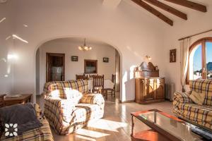 Sala de estar con 2 sofás y mesa en Villa Rachelle by Abahana Villas, en Calpe
