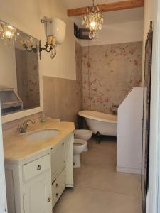 bagno con lavandino, vasca e servizi igienici di Case GIALLA E ROSA a Pozzuoli