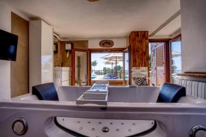 Zimmer mit einer Badewanne mit Stühlen und einem Tisch in der Unterkunft villa barbarosa in Es Arenals