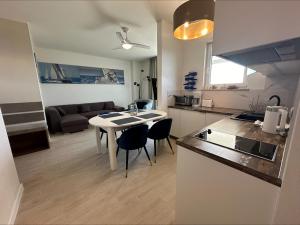 Η κουζίνα ή μικρή κουζίνα στο Onyx by Baltic Home