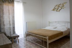Blue Star Sea Apartment في أذيليانوس كامبوس: غرفة نوم بسرير مع اطار معدني