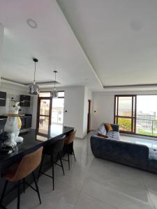 uma sala de estar com um sofá e uma mesa em Penthouse Living em Mombaça