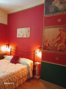 una camera da letto con un letto e un dipinto sul muro di Templum Iovis a Civitavecchia