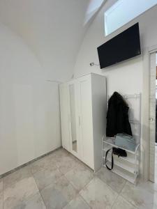 a white room with a tv on the wall at Herdonia Home in Ordona