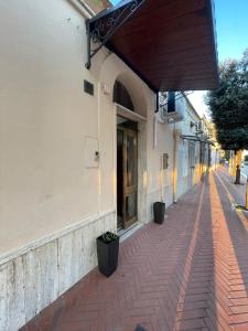 un trottoir vide devant un bâtiment dans l'établissement Herdonia Home, à Ordona