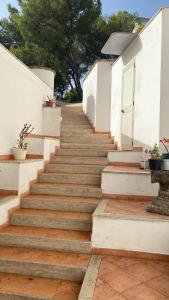 un conjunto de escaleras que conducen a un edificio en Casa Mia Casa di Charme, en Santa Maria di Castellabate