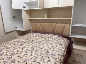 1 dormitorio con 1 cama con colcha de flores en batumi apartament en Batumi