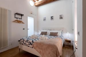 Un dormitorio con una cama con dos ositos de peluche. en Pisa Central Lovely Studio near Palazzo Blu, en Pisa