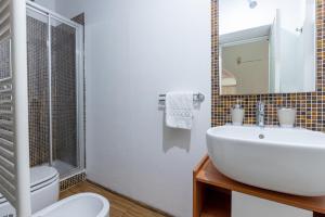 y baño con lavabo blanco y aseo. en Pisa Central Lovely Studio near Palazzo Blu, en Pisa