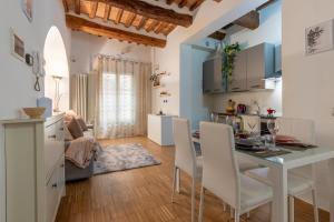 cocina y sala de estar con mesa y sillas en Pisa Central Lovely Studio near Palazzo Blu, en Pisa