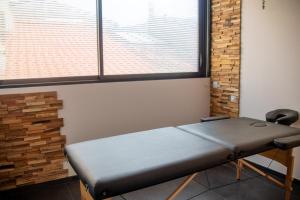 Loft de 2 Suites, Jacuzzi, Sauna et Massage في بلانياك: سرير أسود في غرفة بها نافذتين