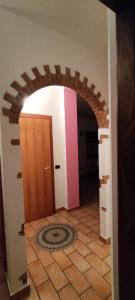 a hallway with an archway in a house at ACERO ROSSO in Cortenova