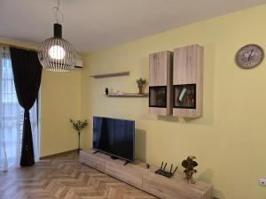un soggiorno con TV a schermo piatto a parete di Apartment Wild Walnut a Varna