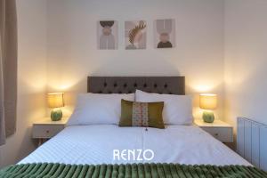 una camera da letto con un letto bianco con due lampade su entrambi i lati di Immaculate 2-Bed Apartment in Newark on-Trent by Renzo, Free Parking and Wi-Fi! a Newark upon Trent