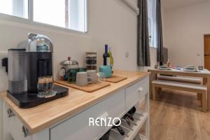 A kitchen or kitchenette at Incredible 2-Bed Apartment in Newark on-Trent by Renzo, Free Parking and Wi-Fi!
