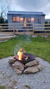 een vuurplaats in een tuin voor een huis bij Beautiful Cabin near Padstow in Padstow