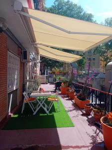 a patio with a picnic table under an umbrella at casArancia 72 in Rome