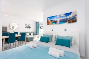 Una habitación con una cama y un comedor. en Estudio Alma, en San Miguel de Abona