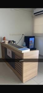 een bureau in een kantoor met een computer erop bij أرض الذهب للشقق المخدومة in Khunayfsah