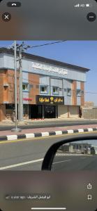 een uitzicht vanuit een autoraam van een gebouw bij أرض الذهب للشقق المخدومة in Khunayfsah