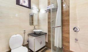 a bathroom with a toilet and a sink and a shower at Del Fox Holidays New Delhi Connaught Palace 4 Minuit and 7 Minuit VFS Sivaji Stadium Metro Station in New Delhi +31 photos