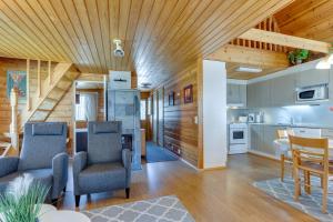 eine Küche und ein Wohnzimmer mit Holzdecken in der Unterkunft Mehtämökki in Kalajoki