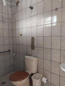 een vuile badkamer met een toilet en een wastafel bij Sítio Amoreira próximo à divisa com Atibaia in Mairiporã