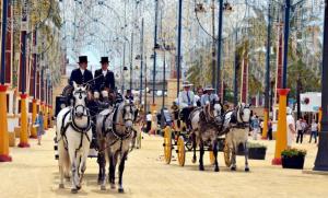 un grupo de personas montando en un carruaje tirado por caballos en Ático Rianal en Jerez de la Frontera