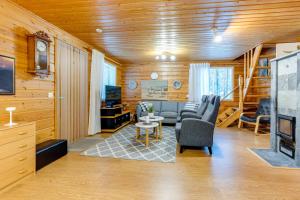 卡拉約基的住宿－Mehtämökki，客厅配有沙发、椅子和电视