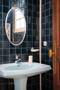 La salle de bains est pourvue d'un lavabo et d'un miroir. dans l'établissement Villa Topaze La Baule les Pins, à La Baule
