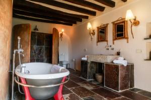 y baño con bañera y lavamanos. en Can Serola, en Sales del Llierca