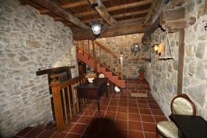 un pasillo con una escalera en un edificio de piedra en Casa Magueto en Toreno