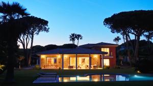 une maison avec une piscine en face de celle-ci dans l'établissement Villa Alda, à Saint-Tropez