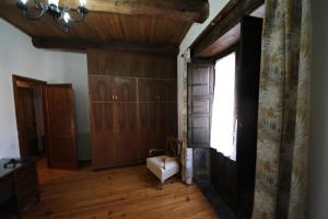 sala de estar con suelo de madera y ventana en Casa Magueto en Toreno