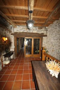 sala de estar con mesa y techo de madera en Casa Magueto en Toreno