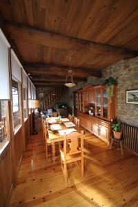 comedor con mesa y suelo de madera en Casa Magueto en Toreno