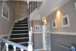 - un escalier dans une maison avec des escaliers en noir et blanc dans l'établissement Hotel Ty Gwenn La Baule, à La Baule