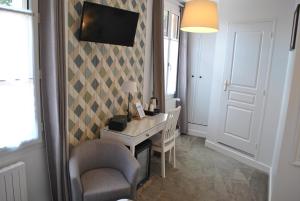 TV a/nebo společenská místnost v ubytování Hotel Ty Gwenn La Baule