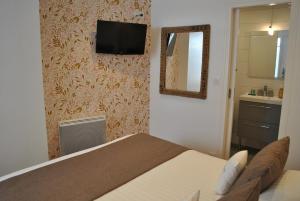 Postel nebo postele na pokoji v ubytování Hotel Ty Gwenn La Baule