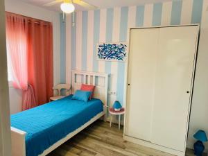 ハベアにあるCanal Norte Arenal Beach Sea viewのベッドルーム1室(ベッド1台付)、スライドドアが備わります。