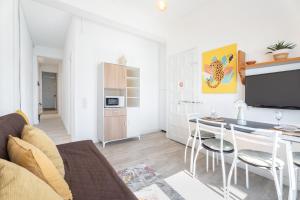 a living room with a couch and a table and chairs at Casacamer N in Sagunto