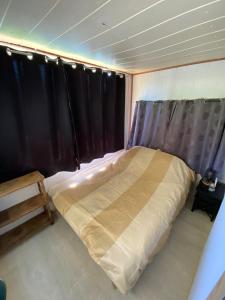 Кровать или кровати в номере Camping Atypique Manche SURVILLE