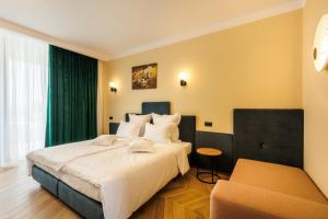 Un pat sau paturi într-o cameră la Hypnose Resort